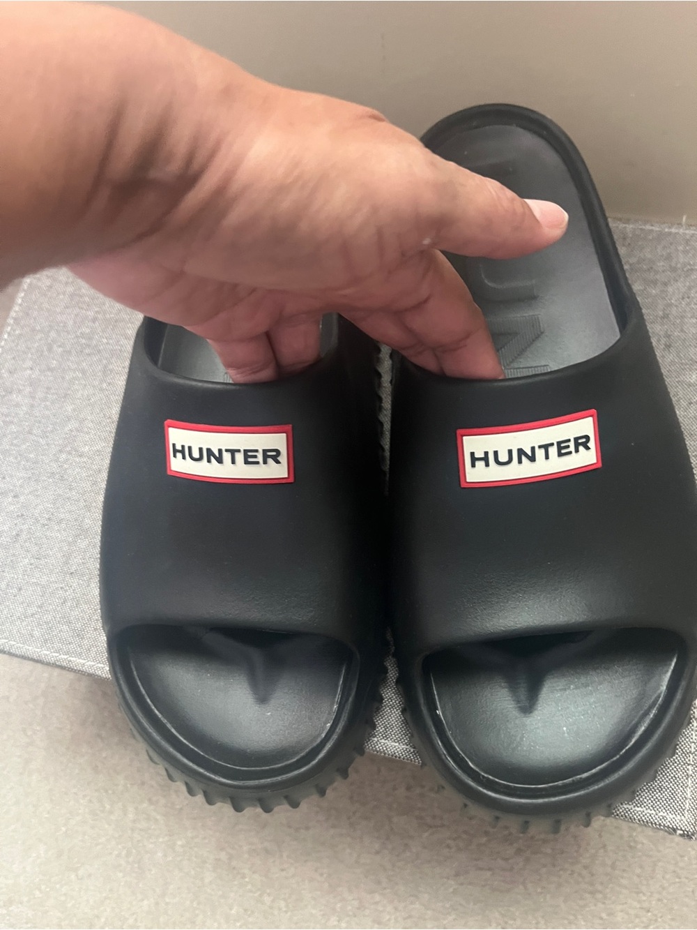 Hunter Black Slides with Red-Trim Logo Men’s Size 12M